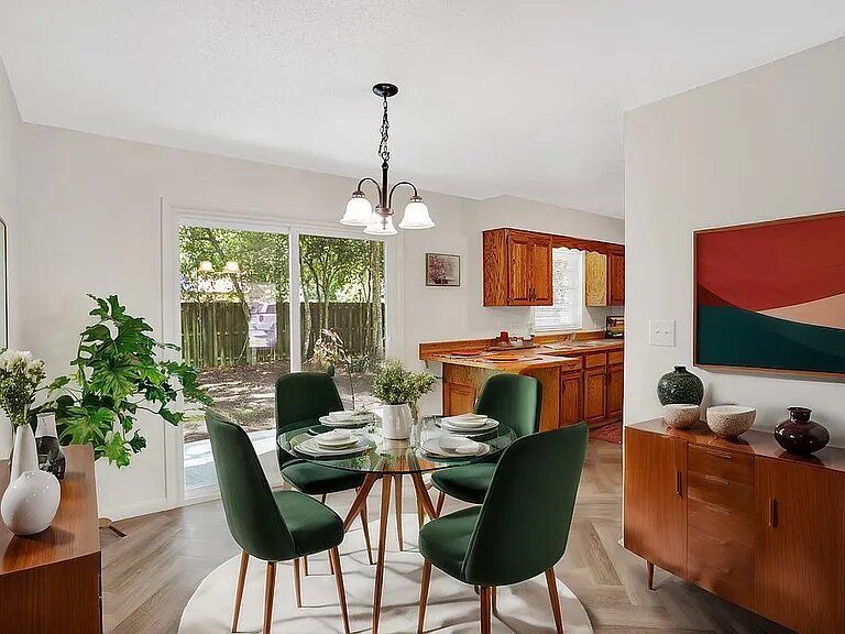 Dining Room Hardwood Flooring and Interior Design